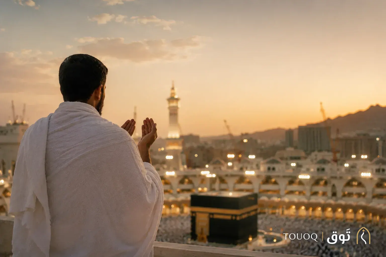 معتمر يدعو أمام الكعبة